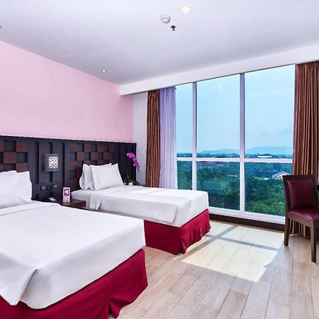 Grand Orchid Hotel Yogyakarta Maguwo Екстериор снимка